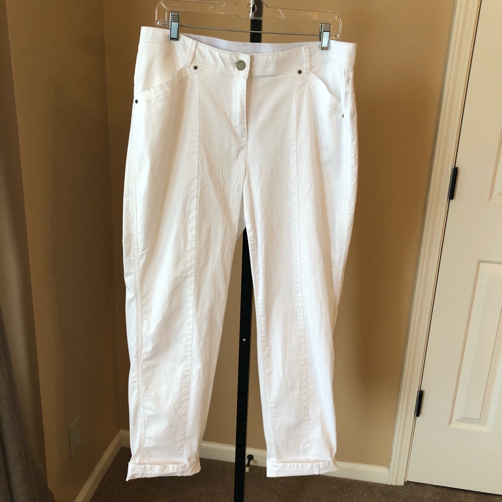 Chicos White Cuffed Capri Pants Chicos White Cuffed Capri Pants